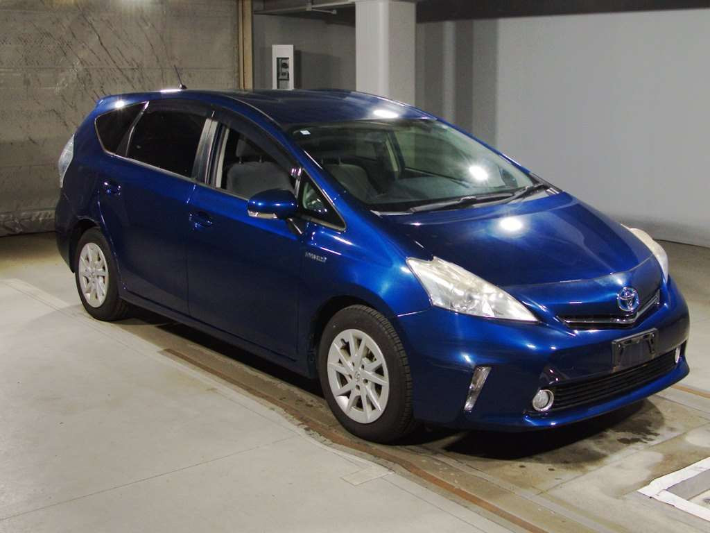 2012 Toyota Prius alpha ZVW41W[2]