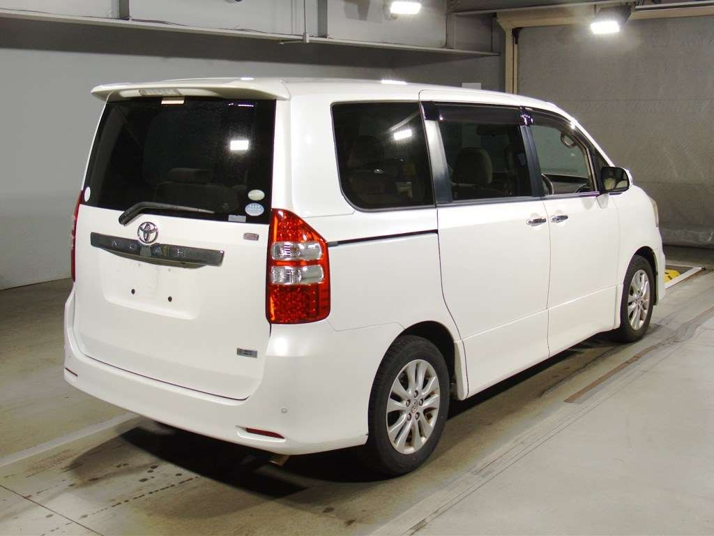 2011 Toyota Noah ZRR70W[1]