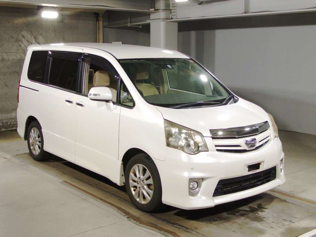 2011 Toyota Noah ZRR70W[2]