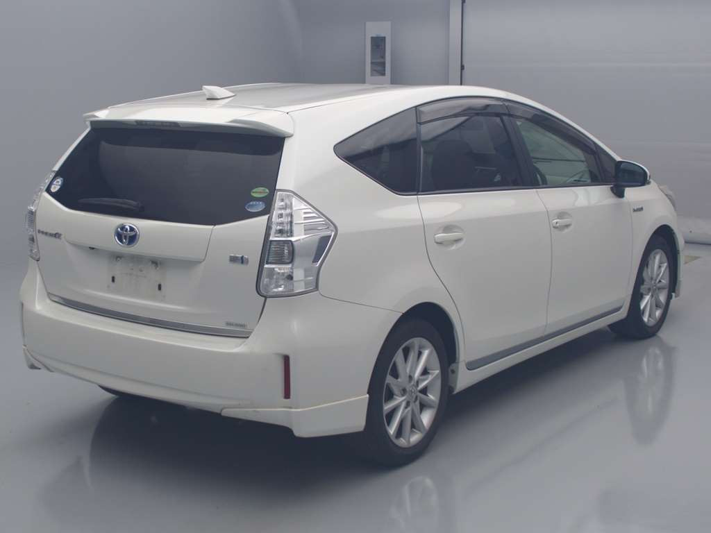 2012 Toyota Prius alpha ZVW41W[1]