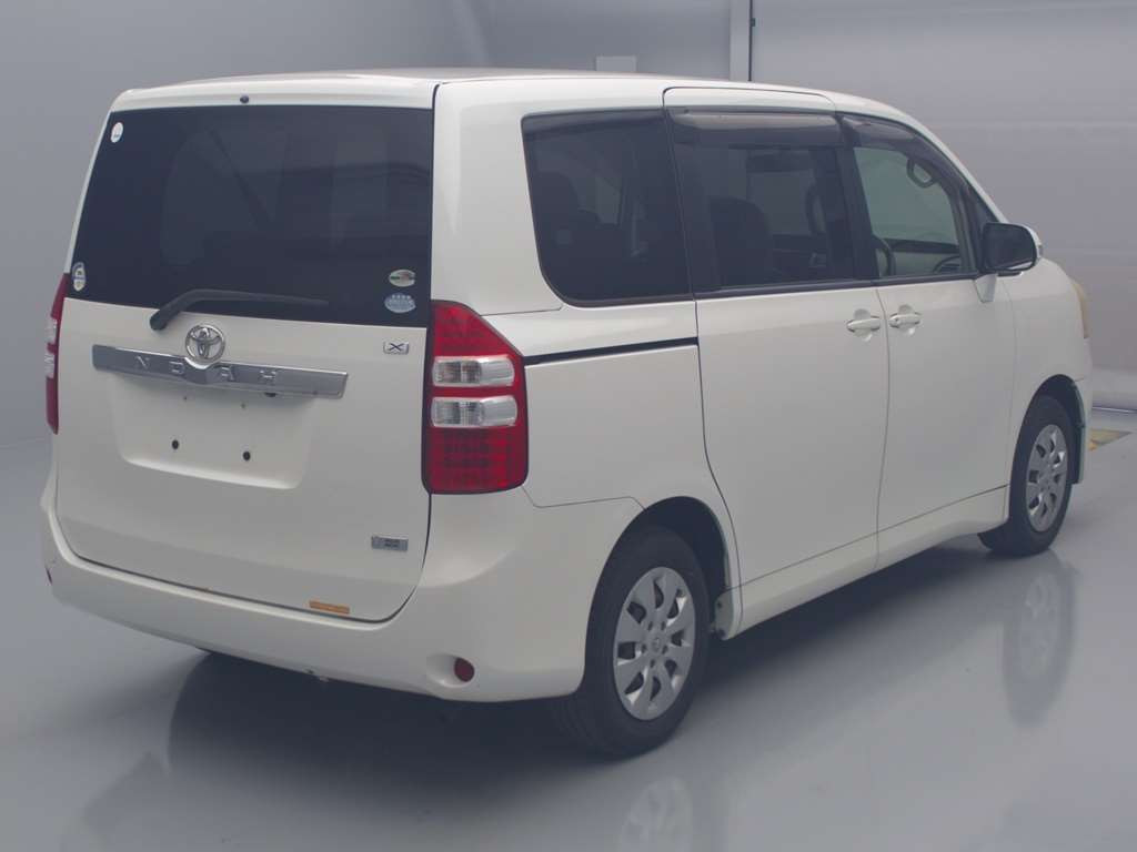 2010 Toyota Noah ZRR70G[1]