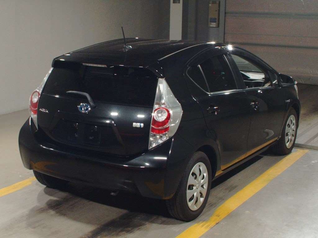 2013 Toyota Aqua NHP10[1]