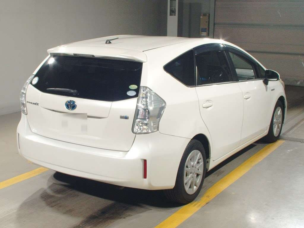 2013 Toyota Prius alpha ZVW41W[1]