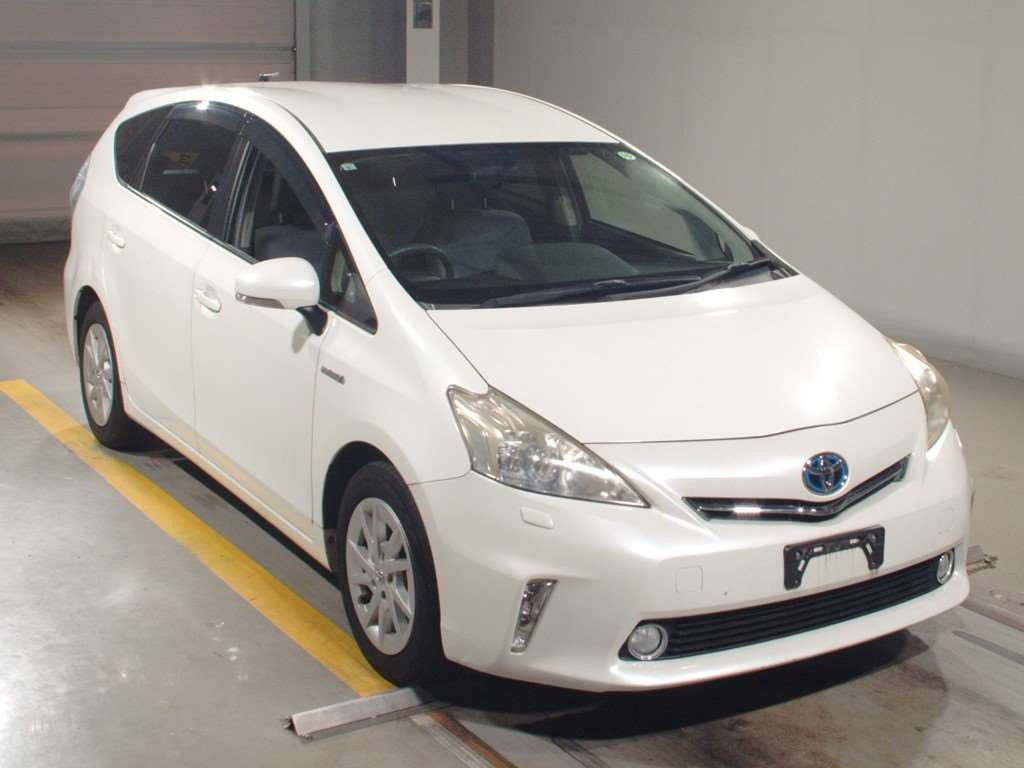 2013 Toyota Prius alpha ZVW41W[2]