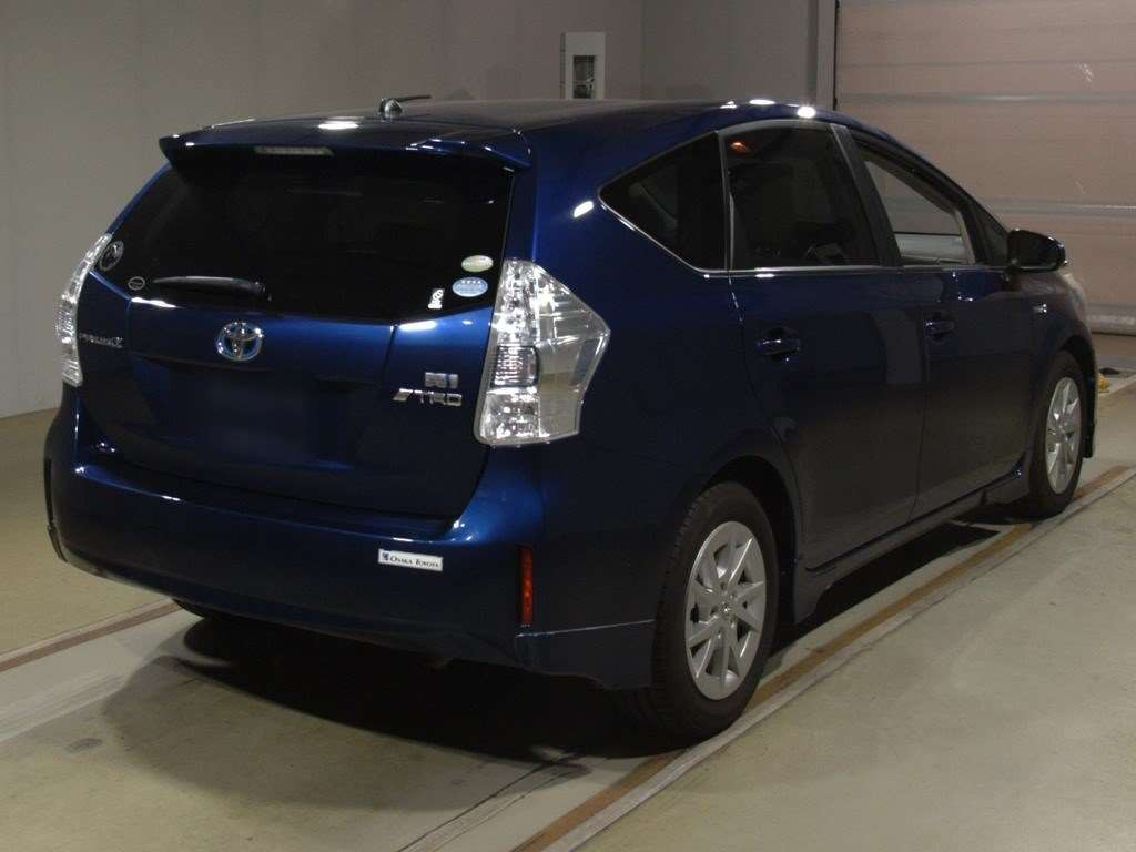 2012 Toyota Prius alpha ZVW41W[1]