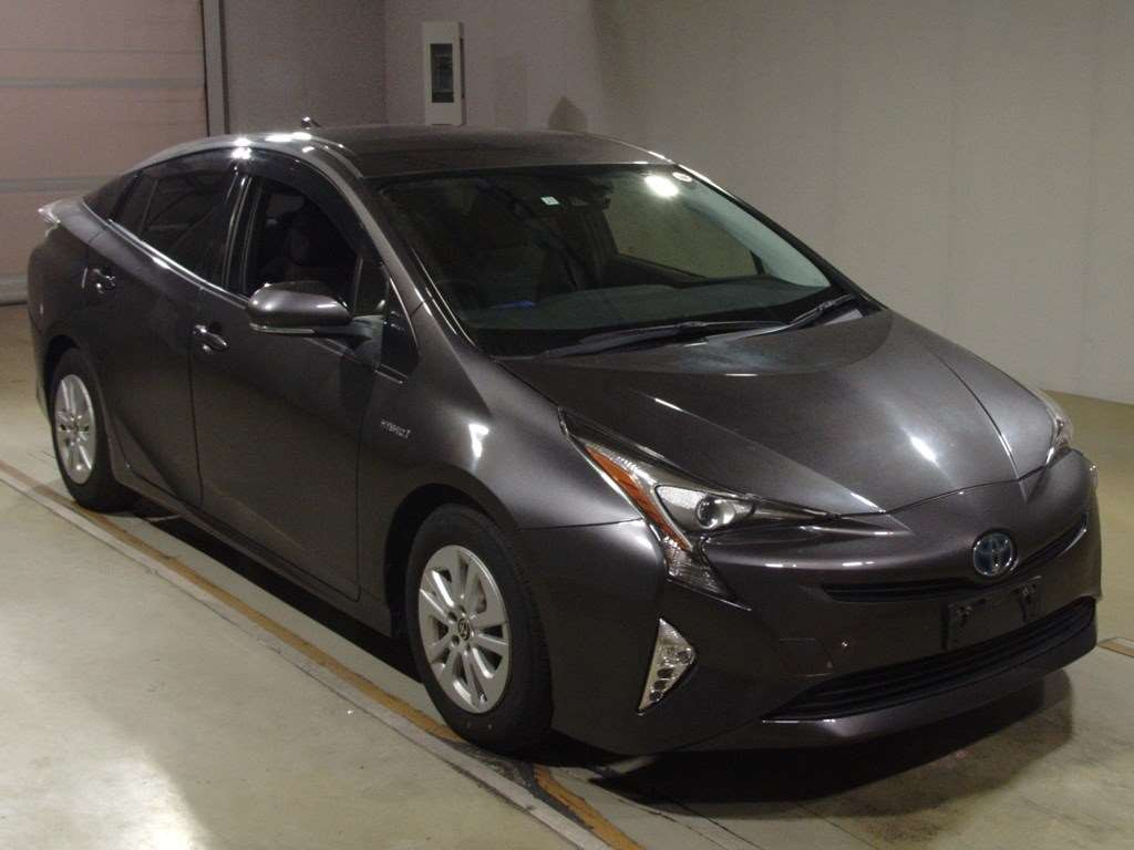 2017 Toyota Prius ZVW50[2]