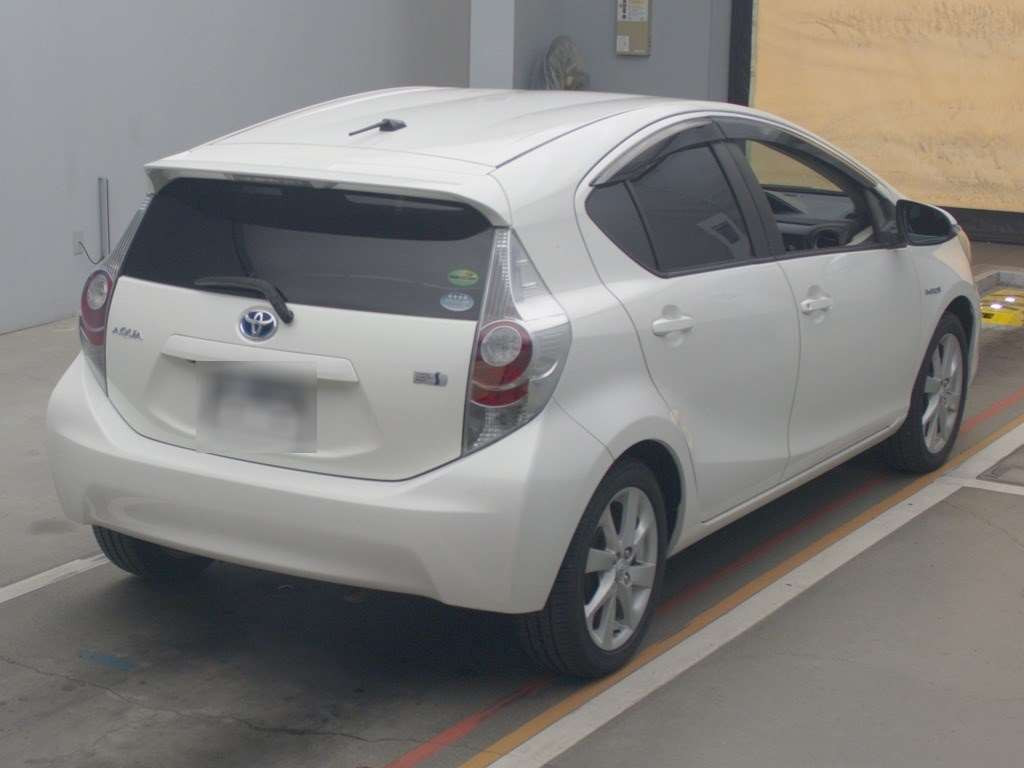 2013 Toyota Aqua NHP10[1]