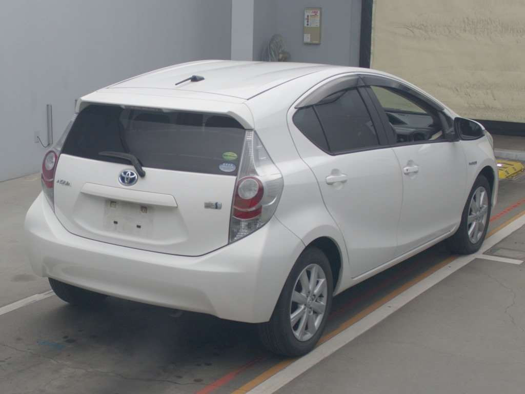 2014 Toyota Aqua NHP10[1]