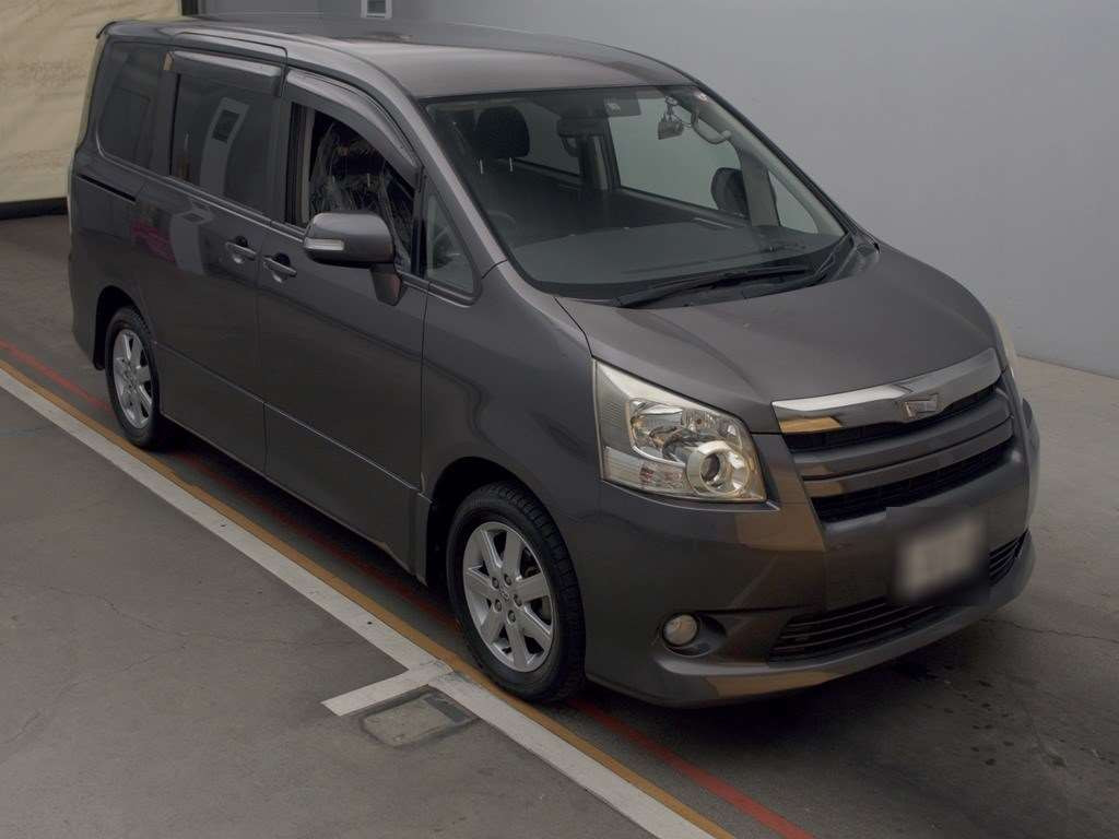 2008 Toyota Noah ZRR70W[2]