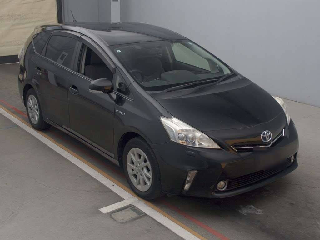 2013 Toyota Prius alpha ZVW40W[2]