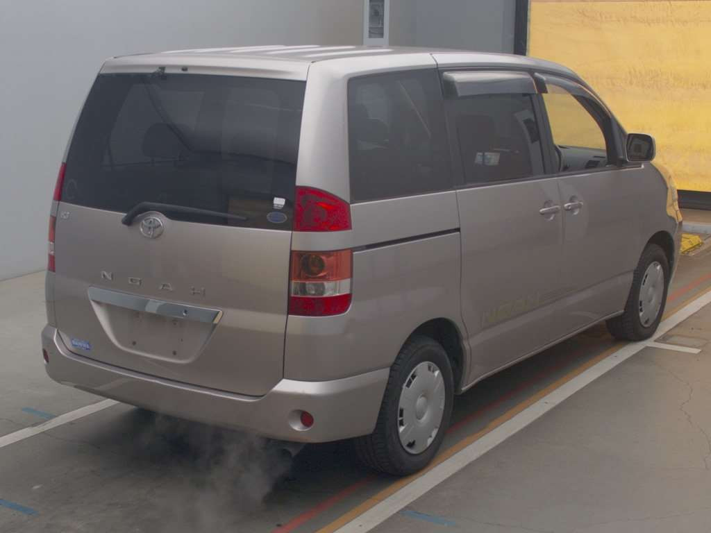 2004 Toyota Noah AZR60G[1]