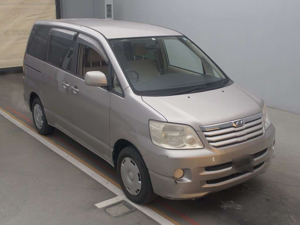 2004 Toyota Noah AZR60G[2]