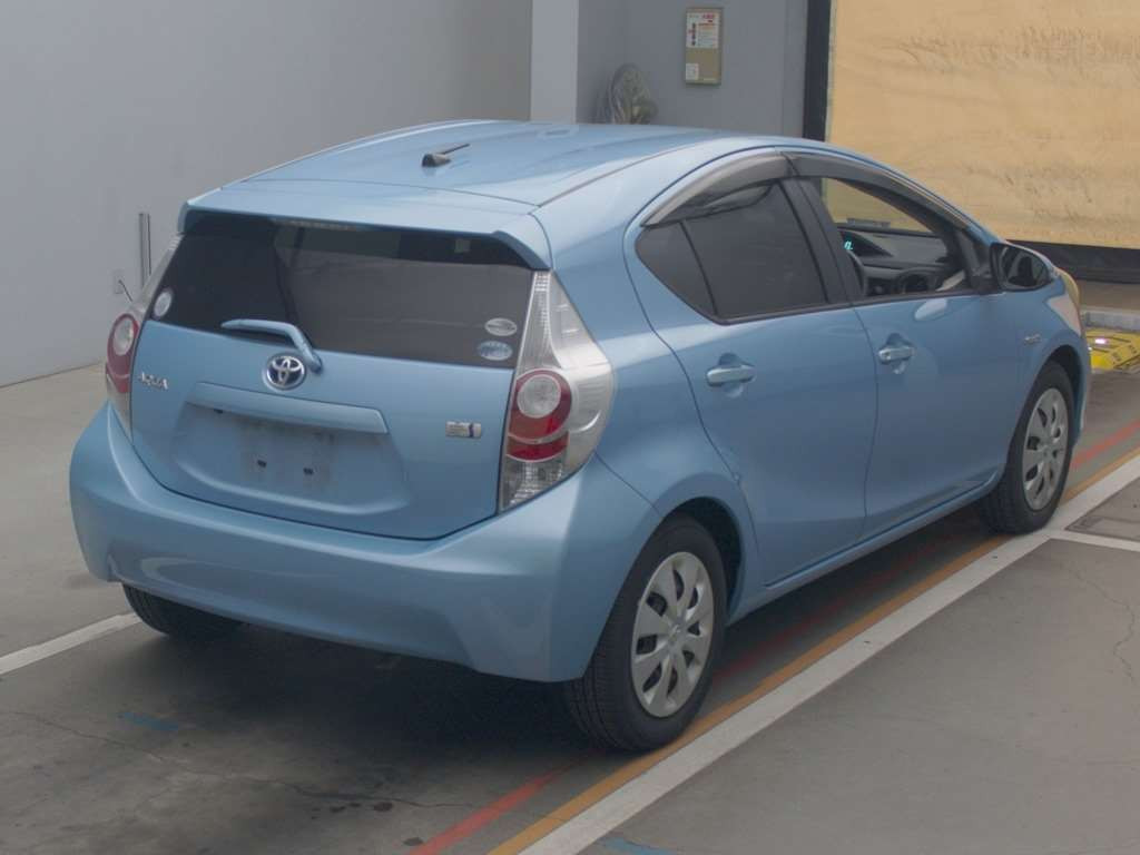 2012 Toyota Aqua NHP10[1]