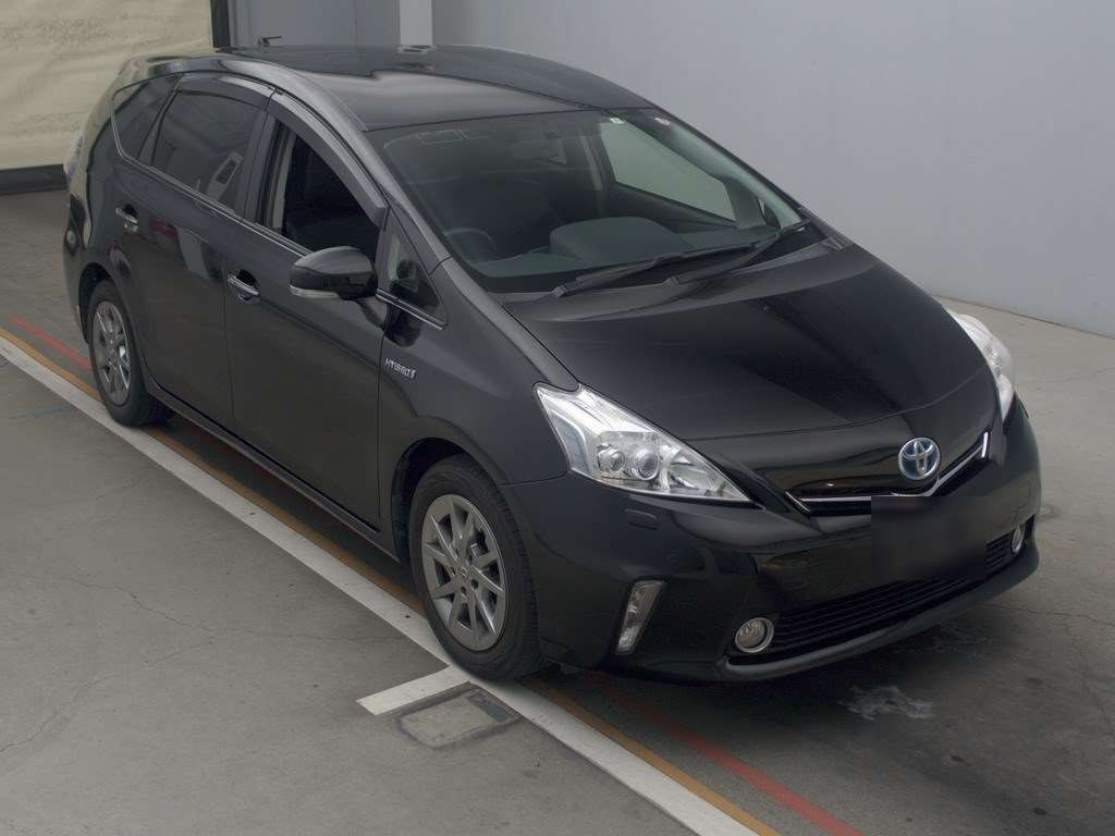 2013 Toyota Prius alpha ZVW41W[2]