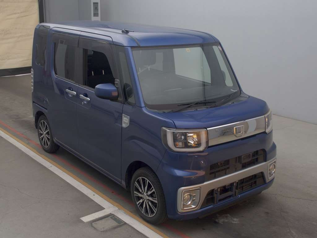 2015 Daihatsu Wake LA700S[2]