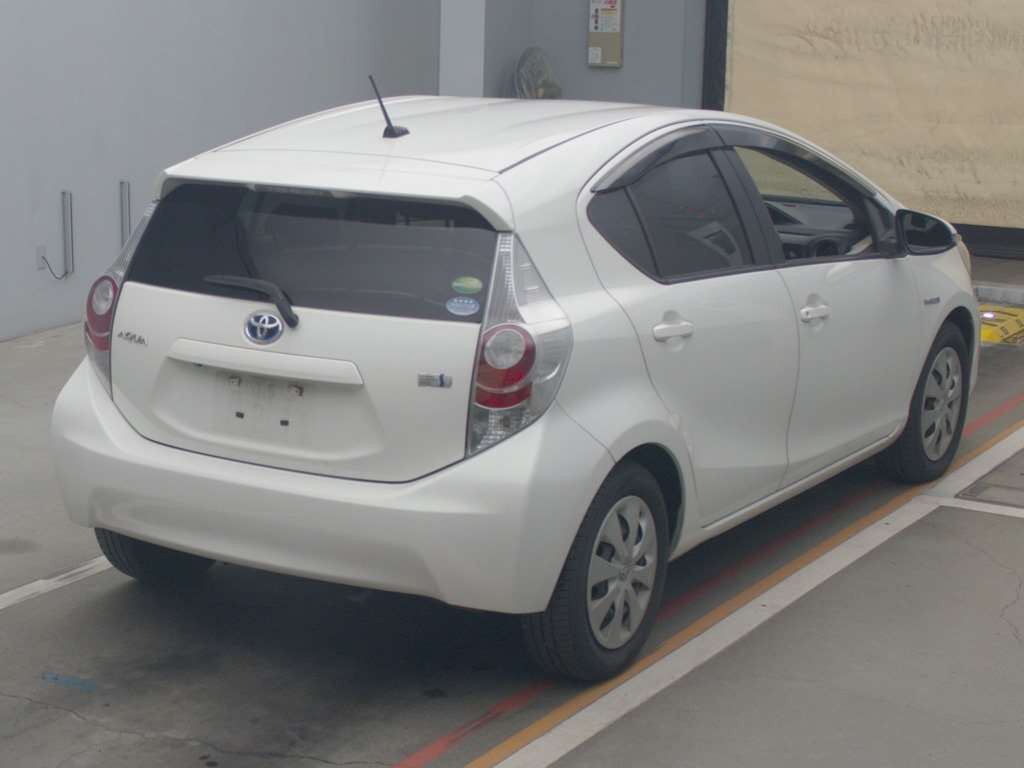 2013 Toyota Aqua NHP10[1]