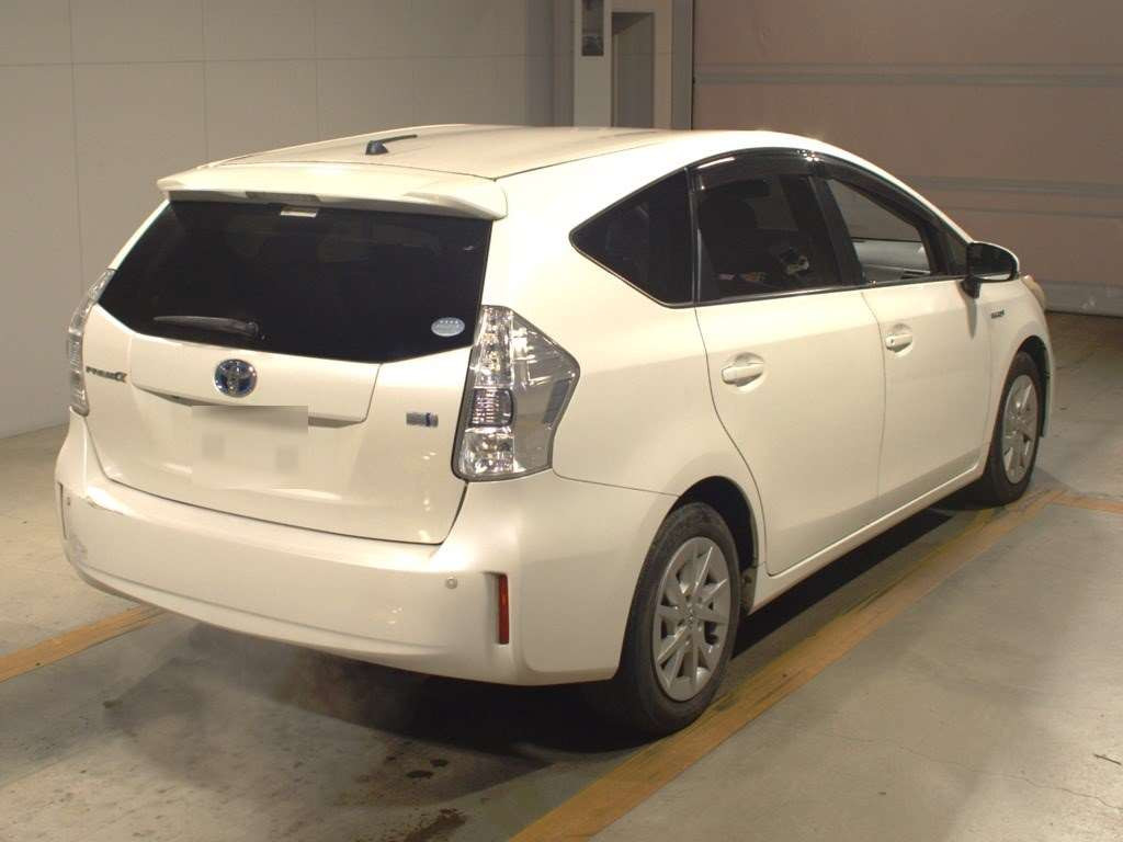 2012 Toyota Prius alpha ZVW41W[1]