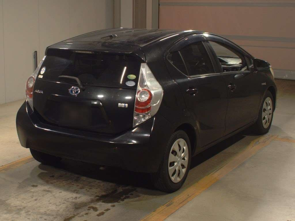 2013 Toyota Aqua NHP10[1]