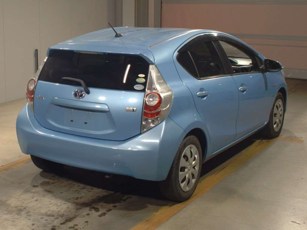 2013 Toyota Aqua NHP10[1]