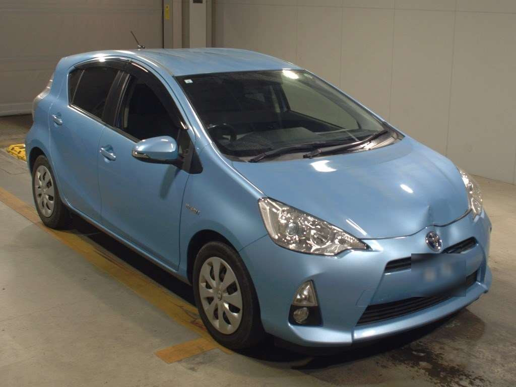 2013 Toyota Aqua NHP10[2]