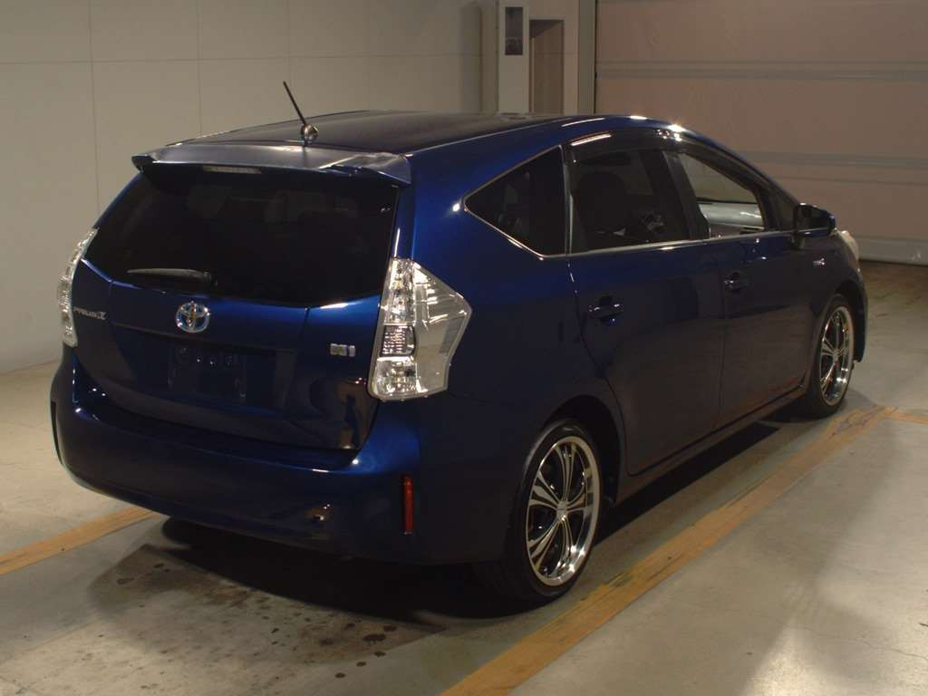 2011 Toyota Prius alpha ZVW41W[1]