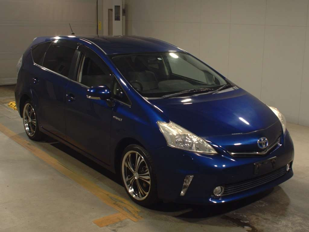 2011 Toyota Prius alpha ZVW41W[2]