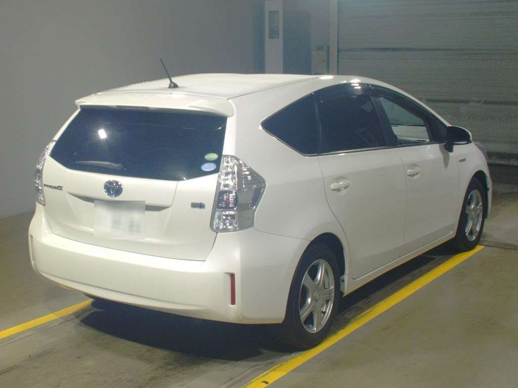 2013 Toyota Prius alpha ZVW40W[1]