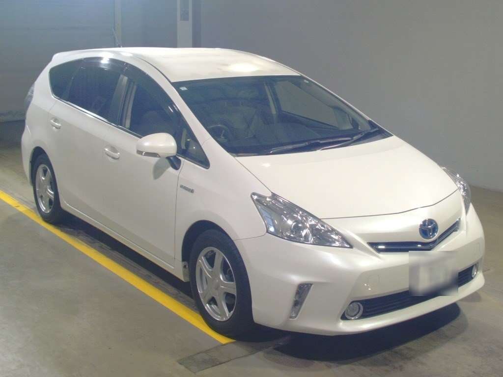 2013 Toyota Prius alpha ZVW40W[2]