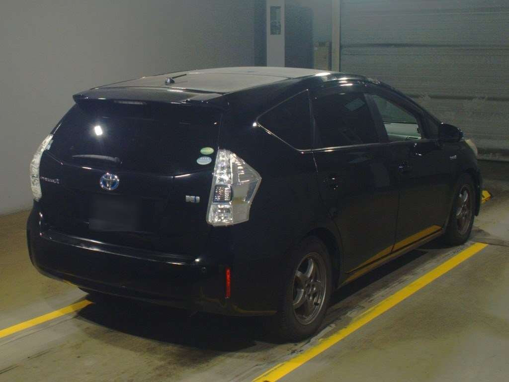 2012 Toyota Prius alpha ZVW40W[1]