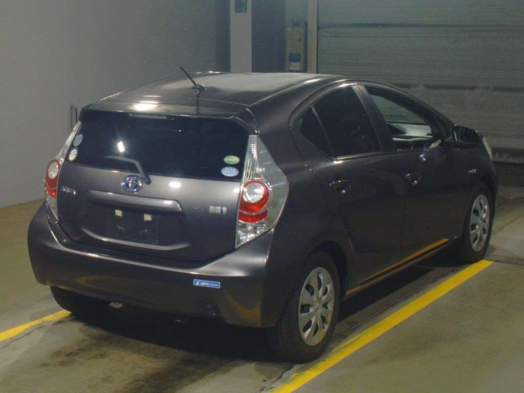 2013 Toyota Aqua NHP10[1]