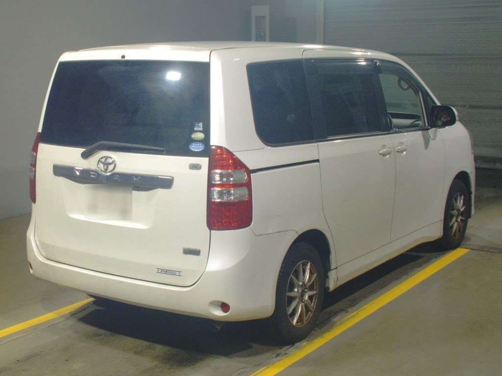 2011 Toyota Noah ZRR70G[1]