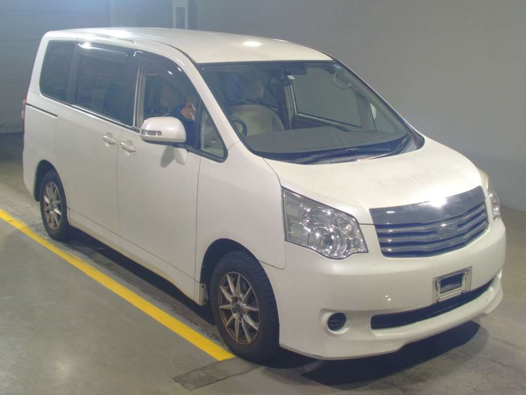 2011 Toyota Noah ZRR70G[2]