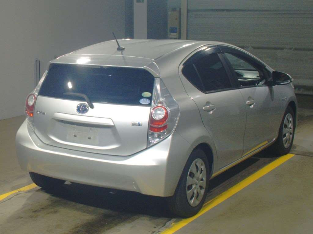 2013 Toyota Aqua NHP10[1]