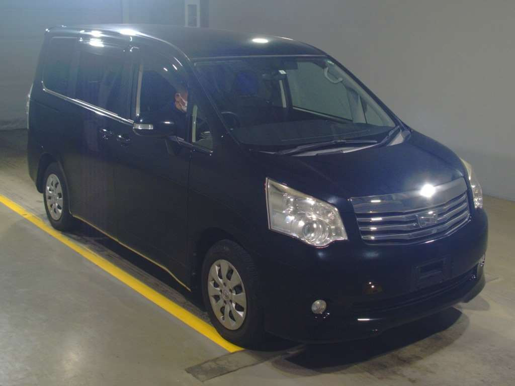 2013 Toyota Noah ZRR70G[2]