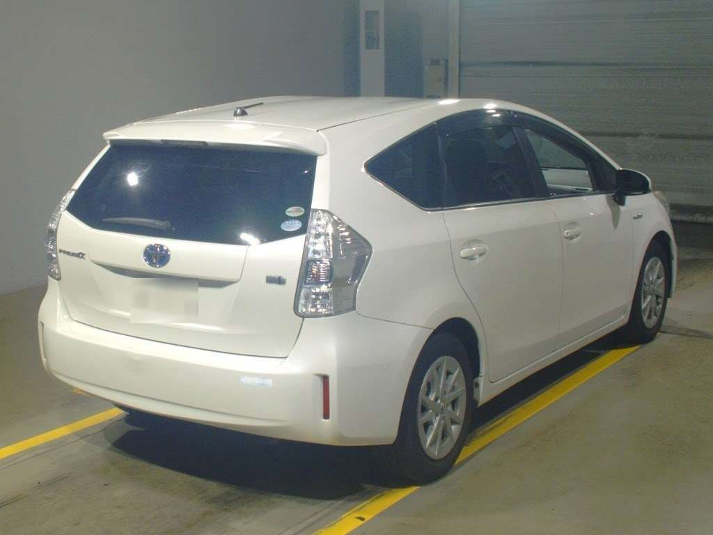 2011 Toyota Prius alpha ZVW41W[1]