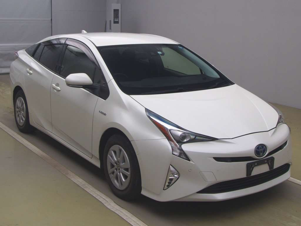 2017 Toyota Prius ZVW50[2]