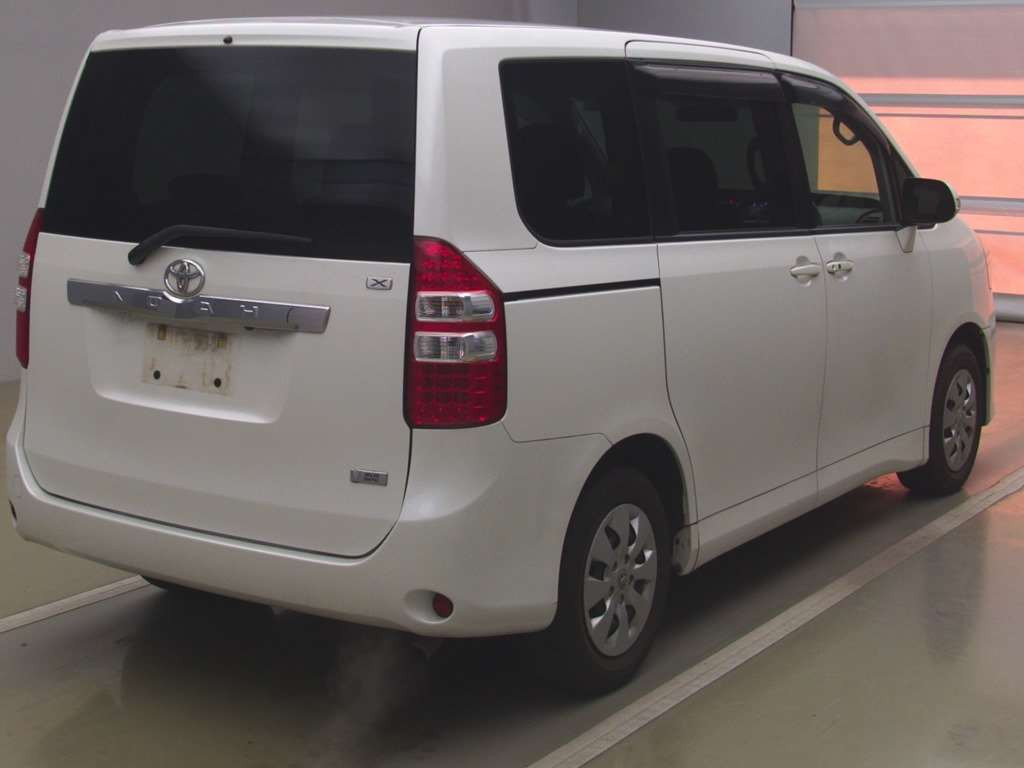 2013 Toyota Noah ZRR70G[1]