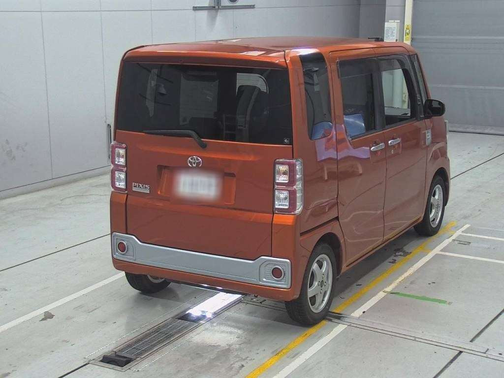 2015 Toyota Pixis Mega LA700A[1]