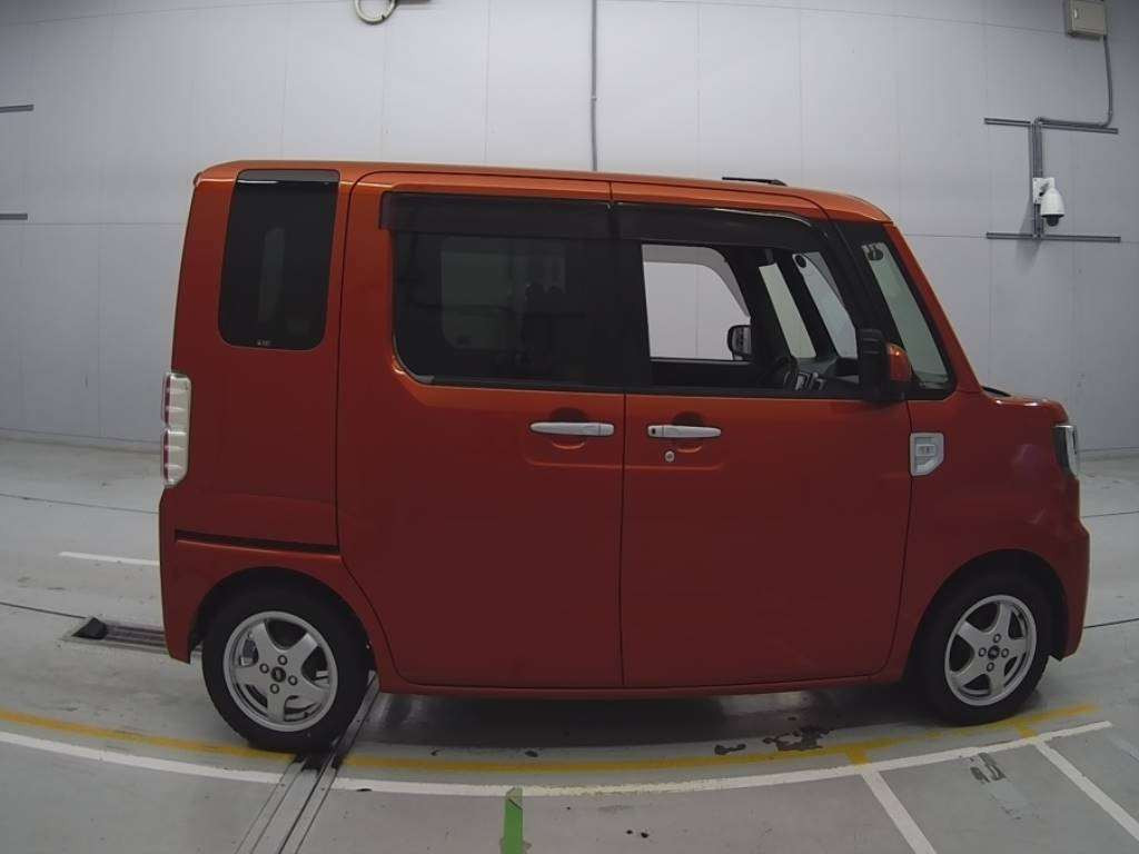 2015 Toyota Pixis Mega LA700A[2]