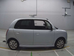 2005 Daihatsu Miragino