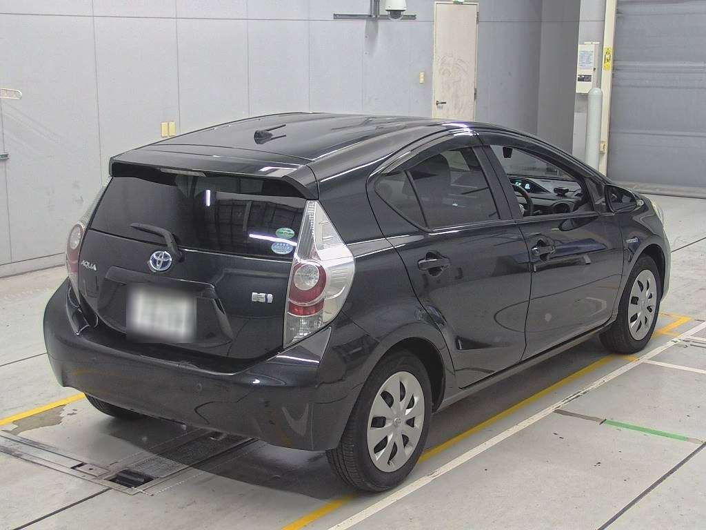 2014 Toyota Aqua NHP10[1]