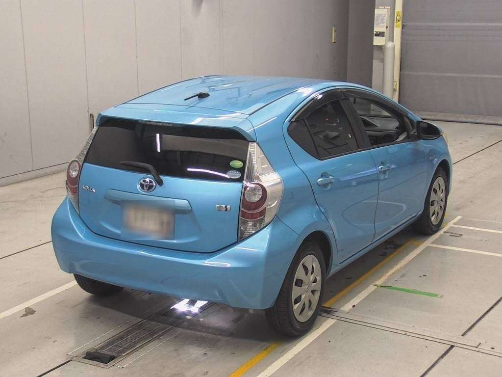 2012 Toyota Aqua NHP10[1]