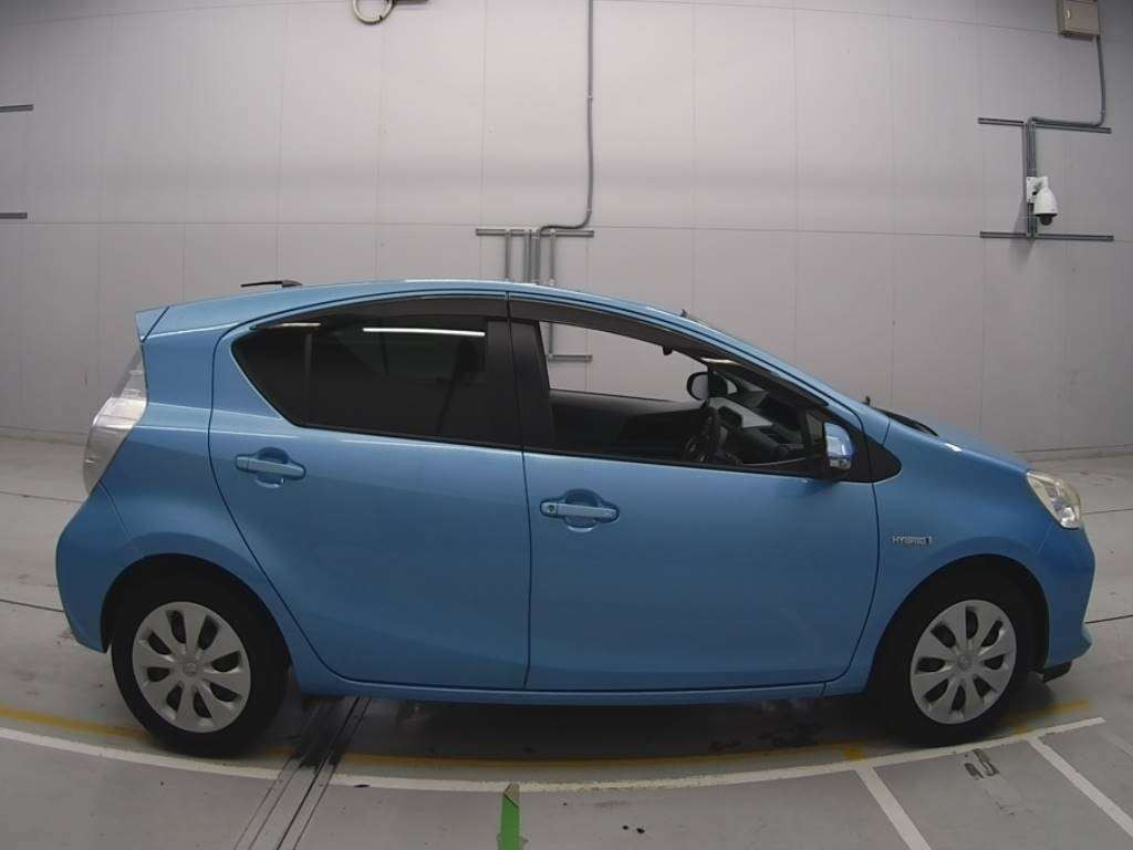 2012 Toyota Aqua NHP10[2]