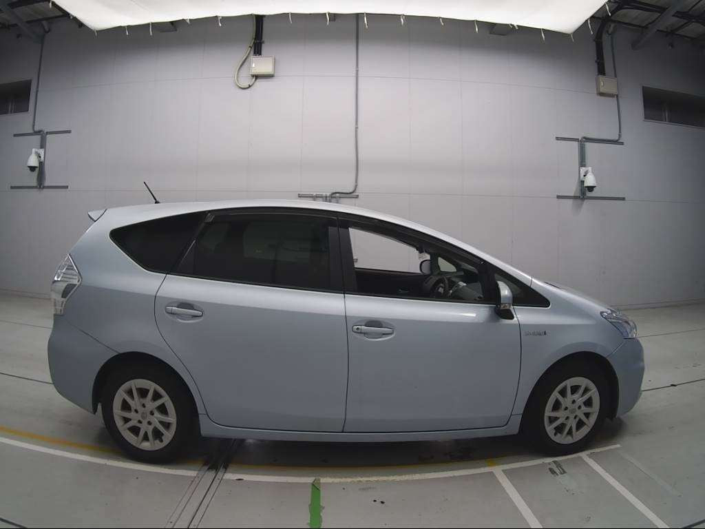 2012 Toyota Prius alpha ZVW41W[2]