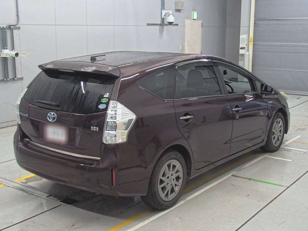 2013 Toyota Prius alpha ZVW41W[1]