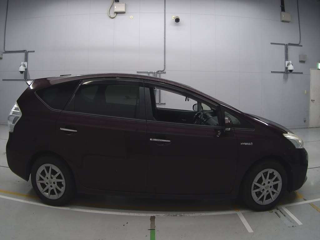 2013 Toyota Prius alpha ZVW41W[2]