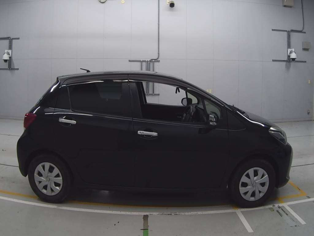 2016 Toyota Vitz NSP130[2]