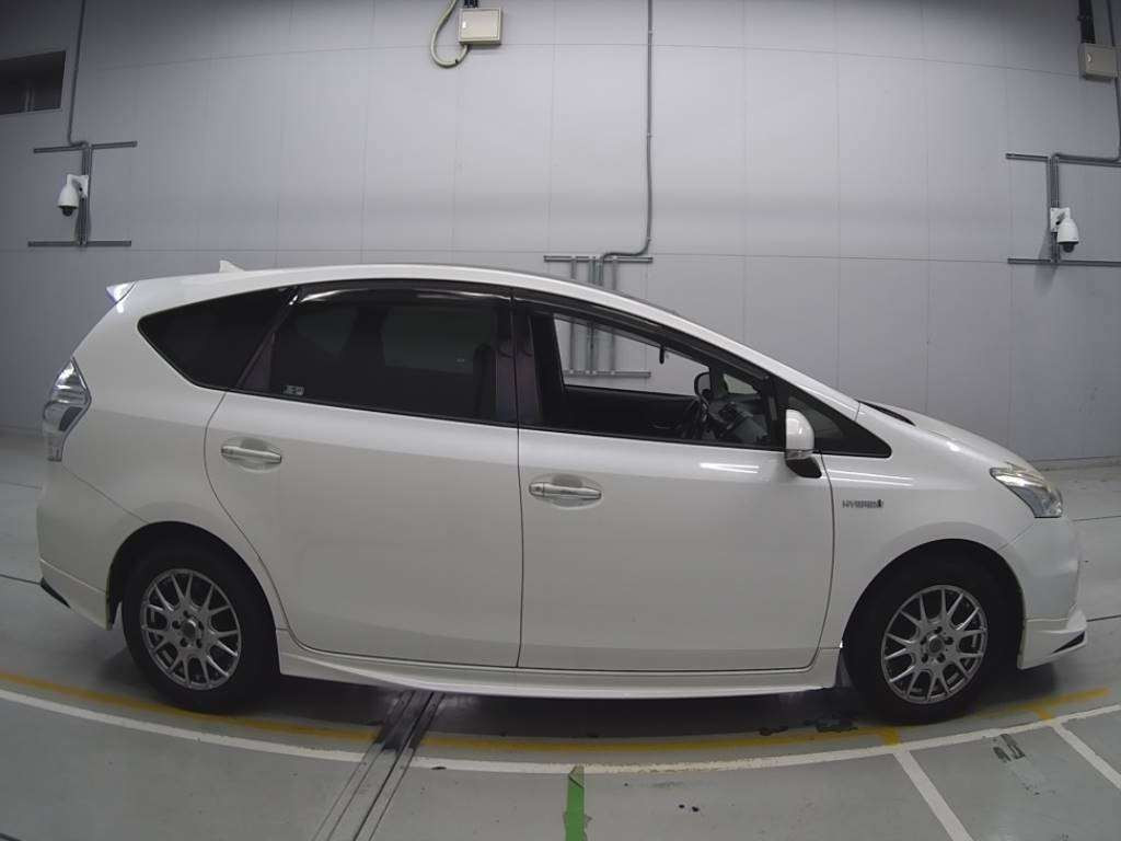 2014 Toyota Prius alpha ZVW41W[2]