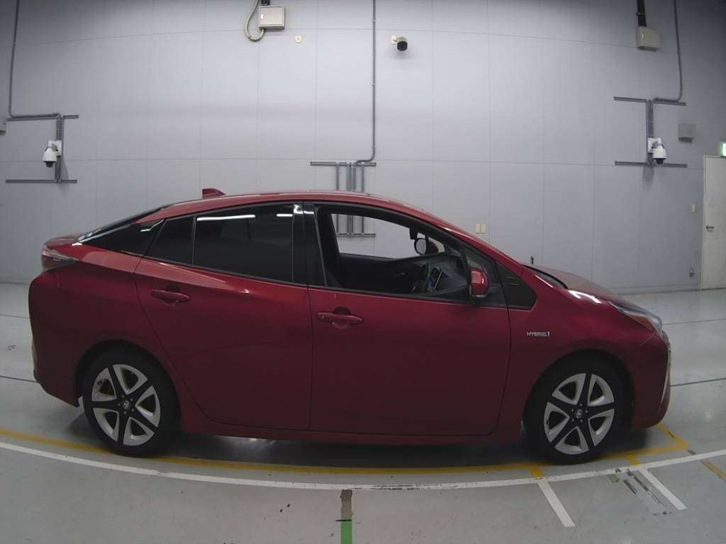 2016 Toyota Prius ZVW51[2]