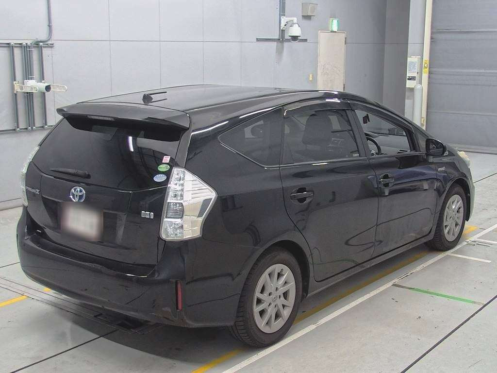 2013 Toyota Prius alpha ZVW41W[1]